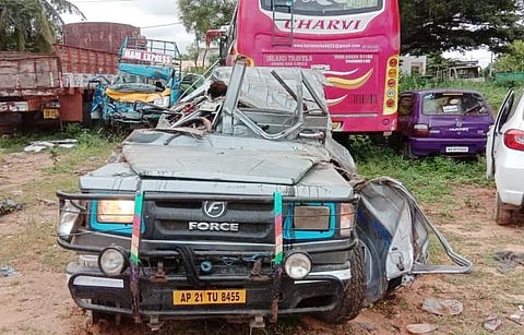 A cruiser jeep hit a truck and toppled at Balenahalli Gate on Thursday. (Photo | EPS)