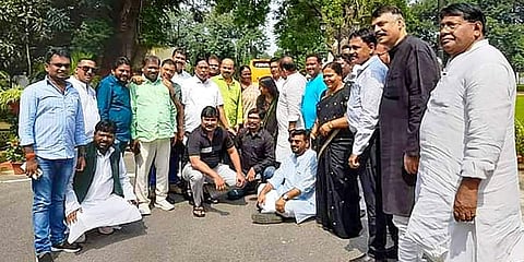Jharkhand CM Hemant Soren with JPCC President Rajesh Thakur and UPA MLAs poses for a photograph after reaching a resort, amid speculation of his disqualification as an MLA. (Photo | PTI)