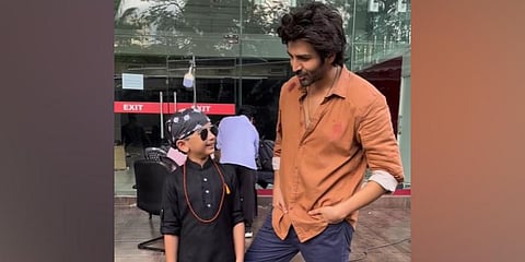 Kartik Aaryan with a young fan dressed as Rooh Baba (Photo | Kartik Aaryan Instagram)