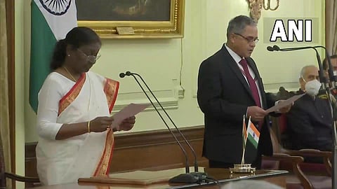 Vigilance Commissioner Suresh N Patel along with President Droupadi Murmu. (Photo | ANI)