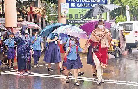 Students of Bhavan’s Vidya Mandir, Elamakkara, return home with parents after the district collector declared holiday on Thursday. (Photo | A Sanesh, EPS)
