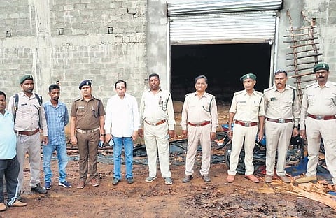 A team from Chhattisgarh with help of police and forest staff of Malkangiri raided two kendu leaf stockyards .