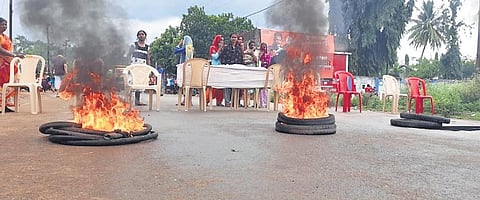 Family members of Bagh blocking State Highway-39 near Dongri street | Express