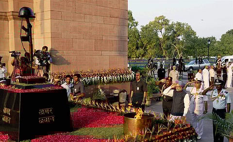 Former Prime Minister Manmohan Singh pays homage at Amar Jawan Jyoti on the occasion of 10th anniversary of Kargil war victory, at India Gate in New Delhi. (File photo | PTI)