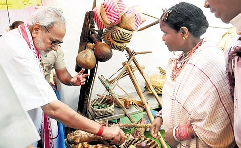 Governor Prof Ganeshi Lal at an exhibition on ‘durua’ craft at Budaguda | Express