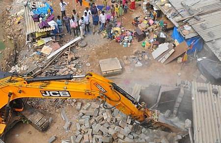 The Palike used 10 earthmovers, while BBMP engineers, revenue officers, marshals and police personnel were deployed in the areas. (Photo | EPS)