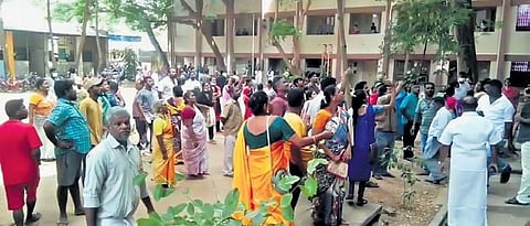 Students and parents protest at NKC school in Kurusukuppam | EXPRESS