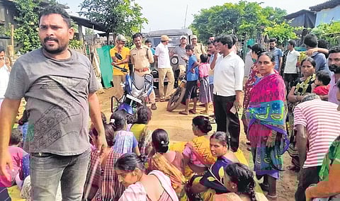 Podu cultivators obstruct forest officials at Gandlagudem village in Aswaraopet