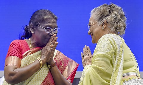 President Droupadi Murmu with Dadasaheb Phalke Award winner Asha Parekh during the 68th National Film Awards presentation ceremony, at Vigyan Bhawan, New Delhi, Thursday, Sept. 30, 2022. (Photo | PTI)