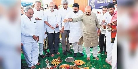Chief Minister Basavaraj Bommai lays the foundation for the construction of KMF Haveri division dairy at Arabagounda village, near Haveri on Thursday