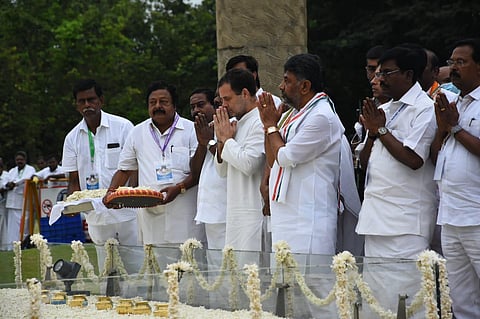 Congress leader Rahul Gandhi paid floral tribute to his late father Rajiv Gandhi in Sriperumbudur where the former prime minister breathed last. (Photo | Ashwin Prasath/EPS)