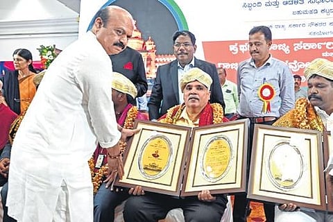 CM Basavaraj Bommai presents Sarvottama Seva awards at Vidhana Soudha on Tuesday | Nagaraja Gadekal