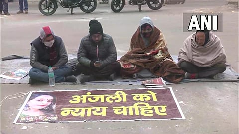 The family members of Kanjhawala case victim stages dharna outside Sultanpuri police station (Photo | ANI)