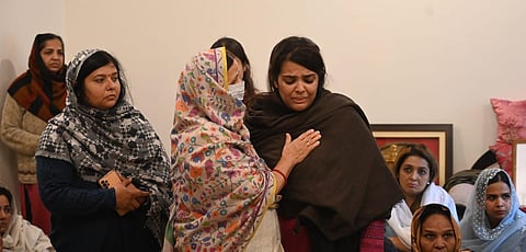 RJD leader Rabri Devi expresses her condolences to late Sharad Yadav's daughter Subhashini Rao. (Photo | Shekhar Yadav, EPS)