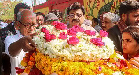 Congress MP Digvijaya Singh pays his last respects to former union minister Sharad Yadav after his mortal remains are brought to airport, in Bhopal. (Photo | PTI)