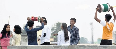 Youngsters enjoy flying kites on rooftop in Cuttack | Express