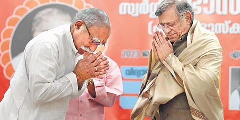 Senior RSS leader A Gopalakrishnan greeting S Gurumurthy at the A V Bhaskaran birth anniversary celebration held in Kochi on Wednesday | T P Sooraj