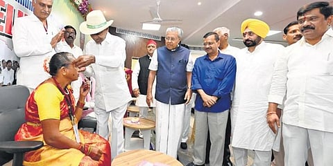 Telangana CM gifts spectacles to a patient at the launch of Kanti Velugu Phase-2 in Yadadrigutta on Wednesday as his counterparts from Kerala, Delhi and Punjab, and SP chief look on.