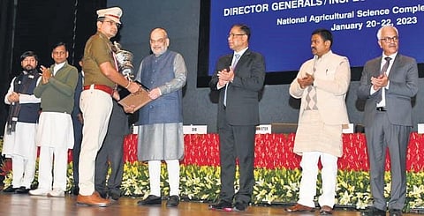 Aska IIC Prashant Sahoo receiving the trophy from Union Home Minister Amit Shah