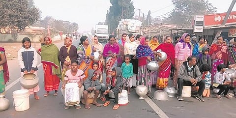 Residents blocking NH-220 with buckets and containers near Mahuldiha | Express
