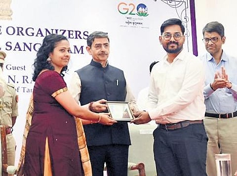 Ravi honouring Kashi-Tamil Sangamam organisers at Raj Bhavan | Ashwin Prasath