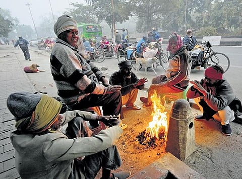 Dense fog envelops national capital causing major inconvenience to the people. Visibility levels were 50 metres around 5:30am. | Shekhar Yadav