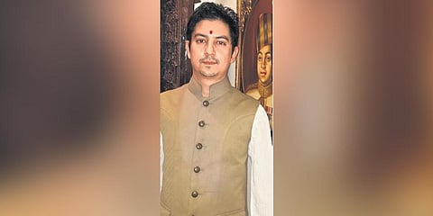 Unveiling royal tales