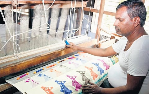 A gollabhama weaver