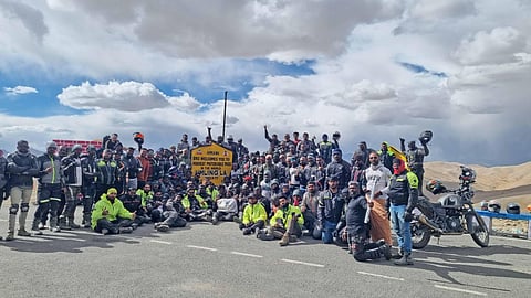 The riders at Umling La.