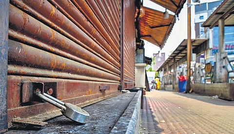 A section of shops was shut at Central Bus Stand in support of bandh called by farmers in Tiruchy on Wednesday | MK Ashok Kumar