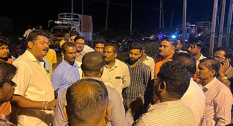 Farmers protest in front of the HESCOM office in Gajendragad on Tuesday | EXPRESS