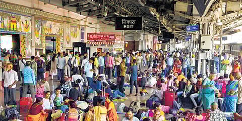 Passengers rush to Patna railway station as several trains were diverted or cancelled after the derailment on Thursday | pti