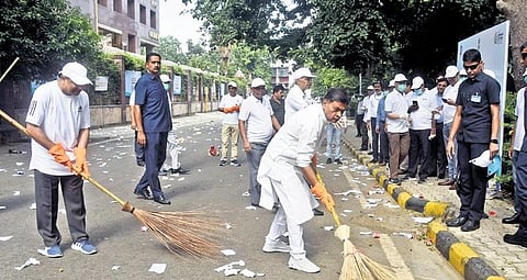 Power and renewable energy minister R K Singh participates in a cleanliness drive along with volunteers in New Delhi on Sunday. (Photo | Parveen Negi)