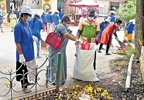 EPFO regional office employees take part in the ‘Swachhata Hi Seva 2023’ campaign in Bengaluru on Sunday. (Photo | Shashidhar Byrappa)