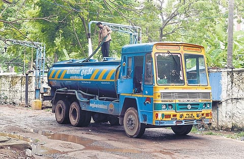 A worker filling a lorry at the metro water pumping station at Swamy Sivananda Salai. (Photo | Martin Louis)