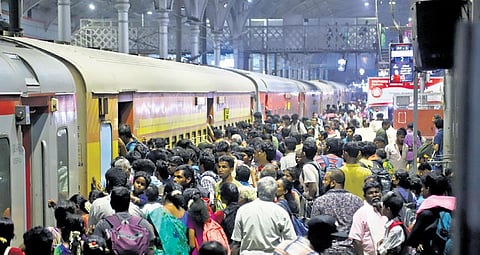Passengers throng Chennai Egmore railway station ahead of Ayudha Puja holidays to reach their hometowns in time. (Photo | Ashwin Prasath)