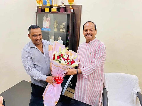 L-R: Health Minister Banna Gupta met former Jharkhand Chief Minister and newly appointed Odisha Governor Raghubar Das in Jamshedpur. (Photo | Twitter)