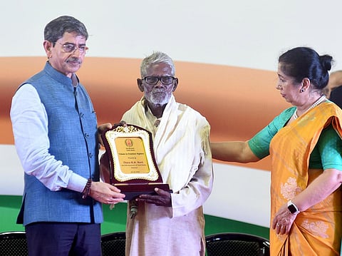 Governor RN Ravi hounouring freedom fighterS at Raj Bhavan. (Photo | Martin Louis)