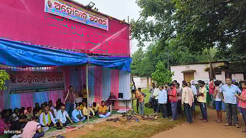 Agitators on strike demanding trauma care centre in Baisinga. (Photo | Express)