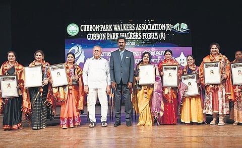 Transport Minister Ramalinga Reddy with Cubbon Park Walkers Association President S Umesh felicitates awardees with Women and Youth Achievers Awards at Ravindra Kalakshetra in Bengaluru on Sunday | Na