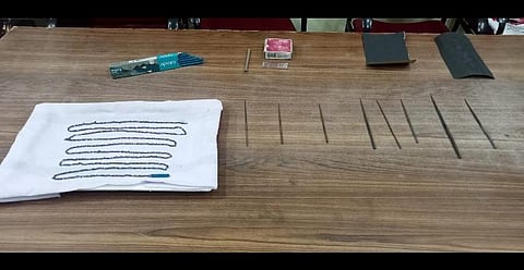 S Kaviarasan (23), a resident of Pillaiyarkovil Street near Kumarasamypettai, set the record for ‘Most chain links carved from pencil lead (graphite) by carving 617 chain links in January.