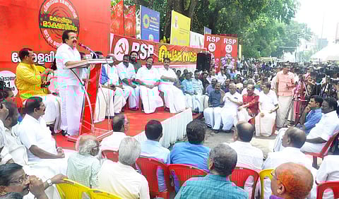 Senior Congress leader Ramesh Chennithala inaugurates the RSP protest at the Secretariat on Wednesday (BP Deepu, EPS)