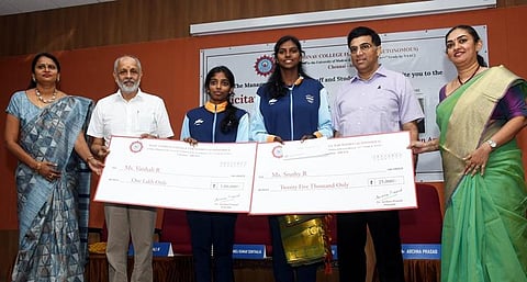 Caption: R Vaishali (3rd L) & R Sruthy (C) feted by Viswanathan Anand and MOP Vaishnav College secretary Manoj Kumar Sonthalia (2nd L) alongside principal Archna Prasad (R).