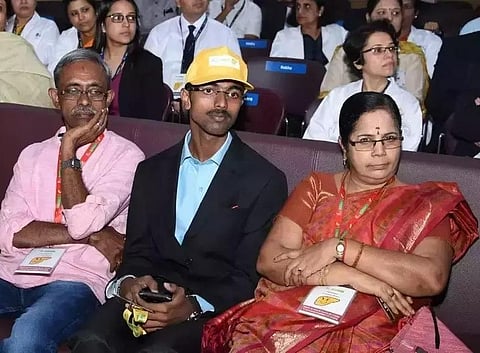 Sanjay Kandasamy, centre, with his parents (Apollo Hospitals Twitter)
