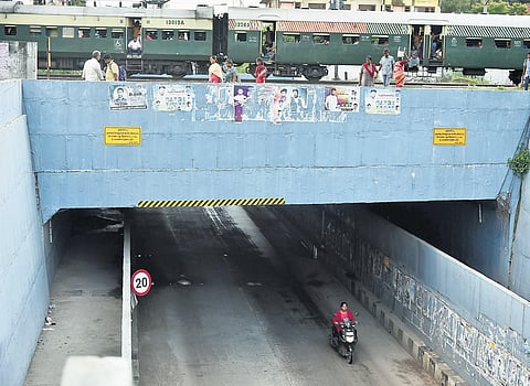 People risk their lives crossing the railway tracks as the subway near the Korattur railway station is poorly maintained. (Photo | P Ravikumar, EPS)