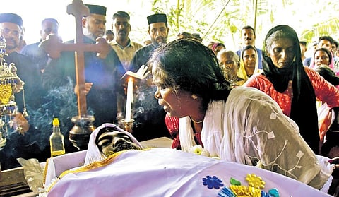 Family members of Athul, who died in the stampede on Cusat campus on Saturday, break down when the mortal remains were brought home at Koothattukulam in Ernakulam on Sunday. (Photo | A Sanesh)