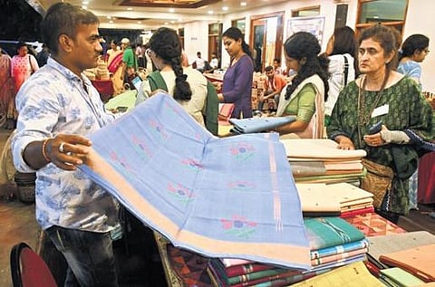 People throng expo being held by the Craft Council of AP. (Photo I Prasant Madugula, EPS)