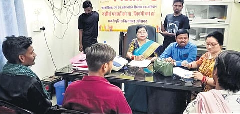 Expert organizations, doctors, and social activists play effective roles in the counseling where the afflicted and their family members are advised on effective methods for quitting drugs.