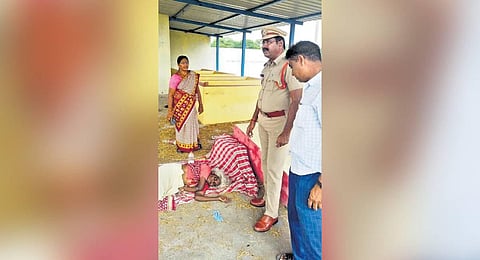 71-year-old Ratnamma is seen lying at Vaikuntadamam in Miryalaguda Mandal.