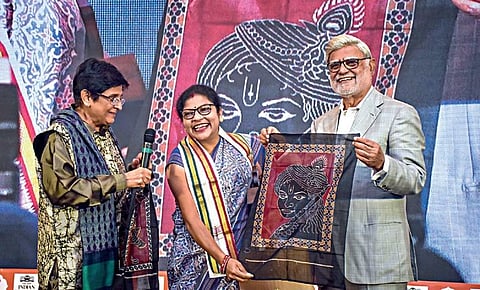 Weaver Sukanti Meher presents handwoven motifs of Lord Ganesh and Lord Krishna to Kiran Bedi and Prabhu Chawla at the awards event.
